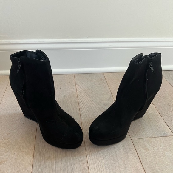 Black Wedged Booties Size 7.5 US - Picture 3 of 4